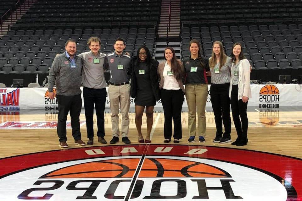 PG电子游戏罗林斯体育管理学位的学生参加了MVC篮球锦标赛